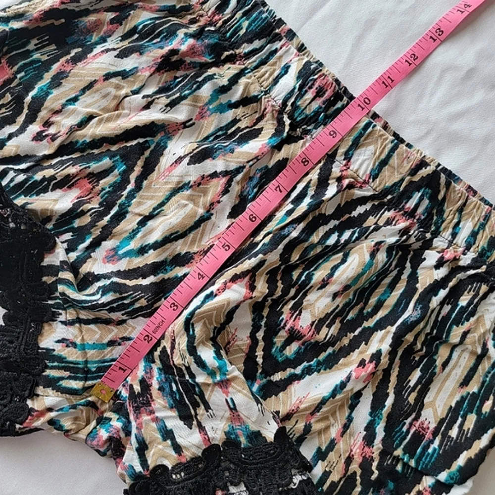 APII Casual Shorts With Lace Trim and Pattern